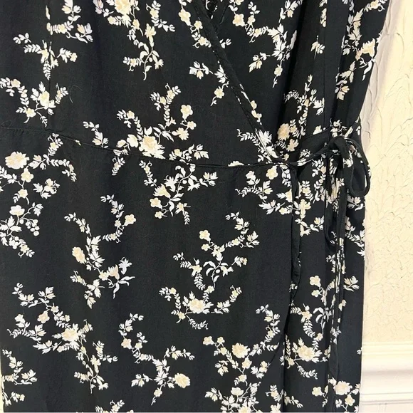 Abercrombie & Fitch Black and White Floral Wrap dress size medium petite - Picture 4 of 13